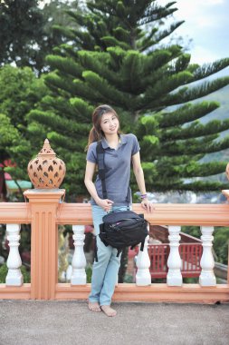 Asya güzel genç kadın portre terasta 