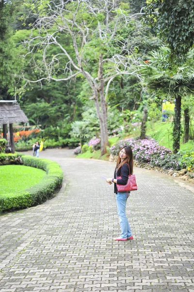 Retrato ásia jovem mulher feliz e sorriso no Doi tung jardim, Dh — Fotografia de Stock