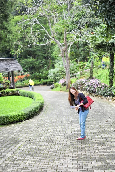 Retrato ásia jovem mulher feliz e sorriso no Doi tung jardim, Dh — Fotografia de Stock