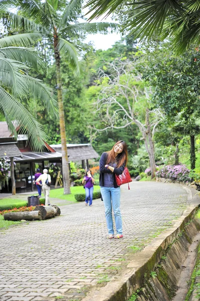 Retrato ásia jovem mulher feliz e sorriso no Doi tung jardim, Dh — Fotografia de Stock