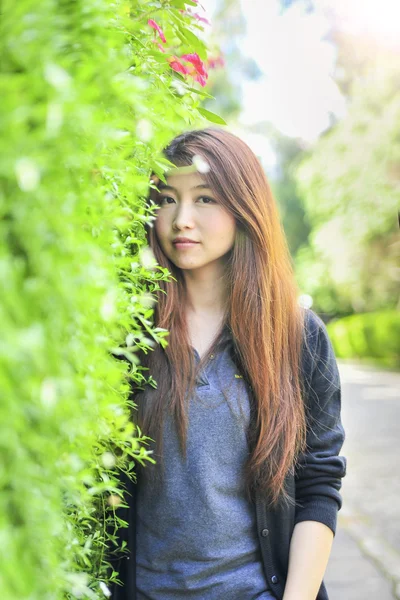 Retrato ásia jovem mulher feliz e sorriso no Doi tung jardim, Dh — Fotografia de Stock