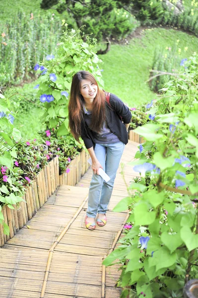 Portré Ázsiában fiatal nő boldog és mosolyog, Doi tung kert, Dh — Stock Fotó