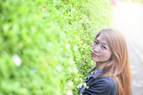 Retrato ásia jovem mulher feliz e sorriso no Doi tung jardim, Dh — Fotografia de Stock