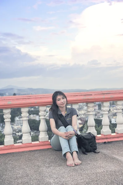 Asia hermosa joven mujer sentarse en la terraza — Foto de Stock