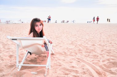 Asya genç bayan plaj sandalye rahatlatıcı