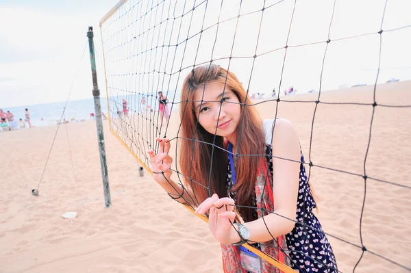 Ásia jovem mulher atrás Voleibol net na praia, esporte conce — Fotografia de Stock