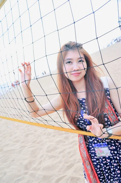 Ásia jovem mulher atrás Voleibol net na praia, esporte conce — Fotografia de Stock