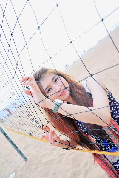 Ásia jovem mulher atrás Voleibol net na praia, esporte conce — Fotografia de Stock