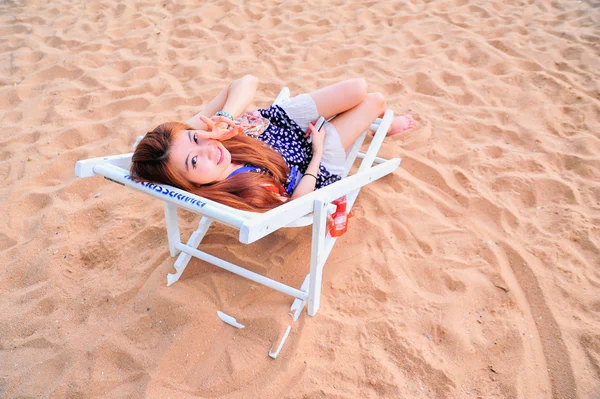 Sorriso Ásia jovem senhora relaxante na cadeira na praia — Fotografia de Stock