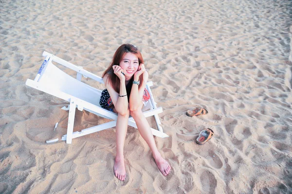 Sorriso Ásia jovem senhora relaxante na cadeira na praia — Fotografia de Stock