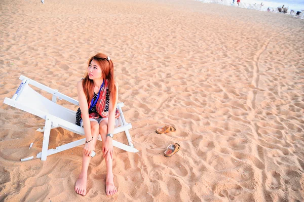 Asya genç bayan plaj sandalye rahatlatıcı — Stok fotoğraf