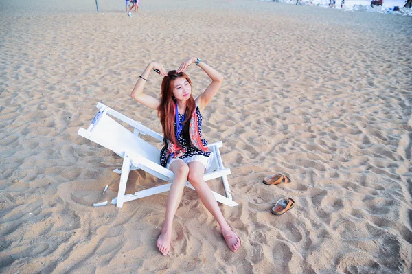 Sorriso Ásia jovem senhora relaxante na cadeira na praia — Fotografia de Stock