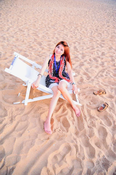 Sorriso Ásia jovem senhora relaxante na cadeira na praia — Fotografia de Stock