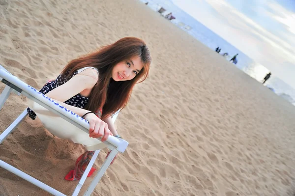 Sonrisa Asia joven señora relajarse en silla en la playa — Foto de Stock