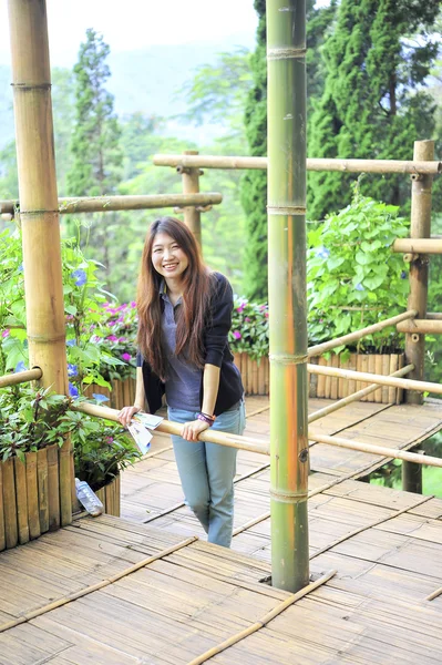 Portré Ázsiában fiatal nő boldog és mosolyog, Doi tung kert, Dh — Stock Fotó