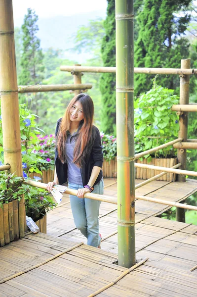 Asya genç kadın portre mutlu ve smile Doi tung bahçesinde, Dh — Stok fotoğraf