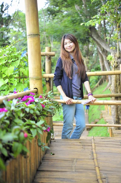세로 아시아 젊은 여성이 행복 하 고도 퉁 정원, Dh에 미소 — 스톡 사진
