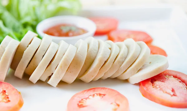 Вьетнамская свинина, ветчина и овощи на белом блюде — стоковое фото