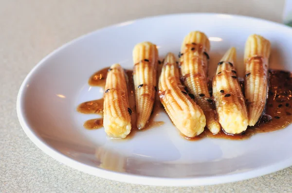 Baby corn Ensalada wite salsa de sésamo en plato blanco —  Fotos de Stock