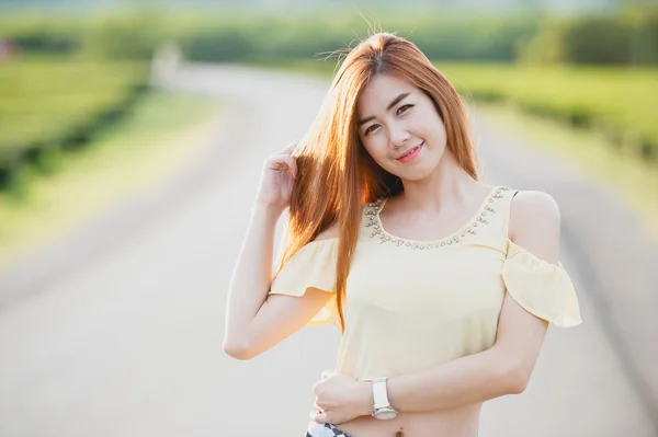 Ritratto sorriso Thai Bella ragazza al sole sulla strada — Foto Stock