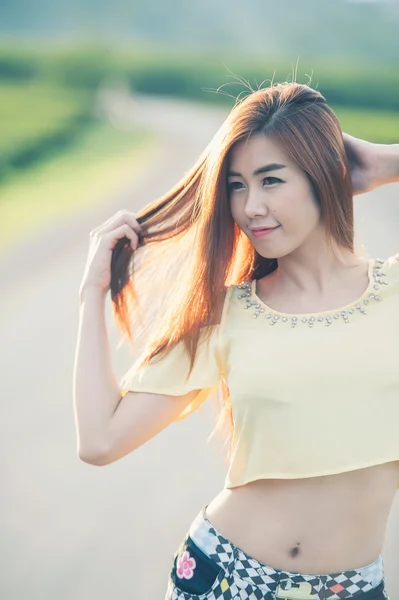 Porträt lächeln thailändische schöne Mädchen in der Sonne auf der Straße — Stockfoto