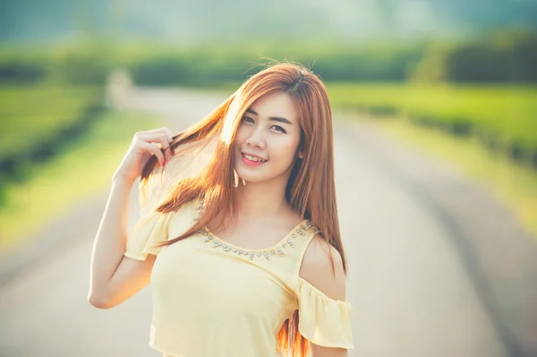 Πορτρέτο χαμόγελο Ταϊλάνδης όμορφο κορίτσι στον ήλιο στο δρόμο — Φωτογραφία Αρχείου