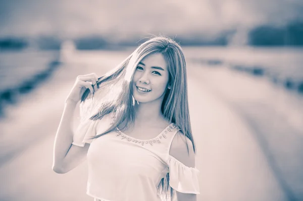 Πορτρέτο Ταϊλάνδης όμορφη κοπέλα στην εξωτερική — Φωτογραφία Αρχείου