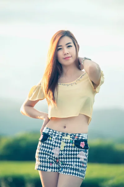Retrato Tailandês Menina bonita no exterior — Fotografia de Stock