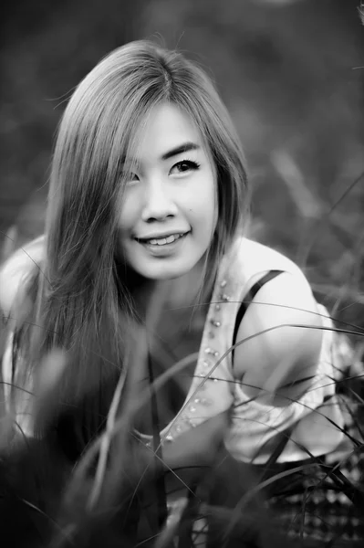 Bianco e nero Ritratto Thai Bella ragazza seduta sull'erba — Foto Stock