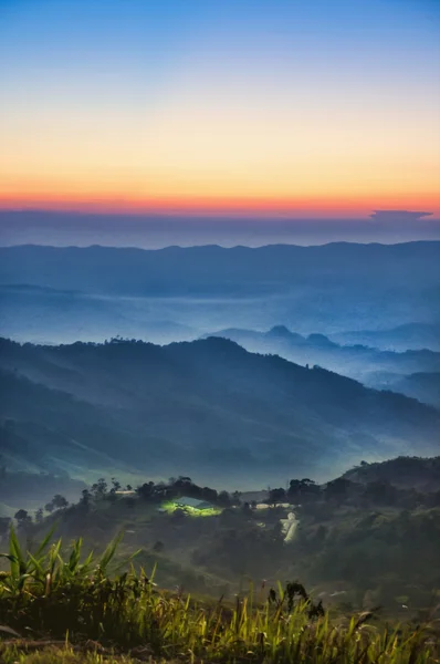 Zachód słońca na warstwach góry doi phartang, chiang rai, thaila — Zdjęcie stockowe