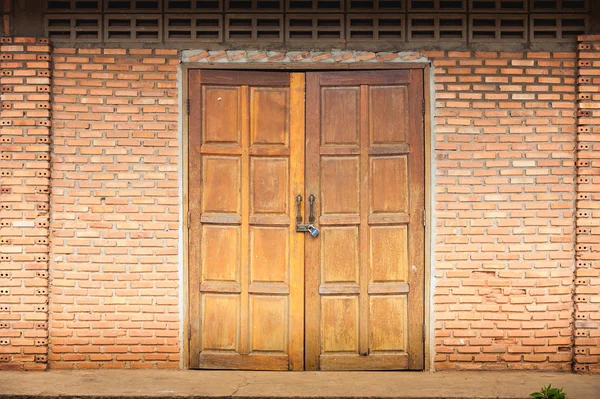 Close door on brick wall — Stock Photo, Image