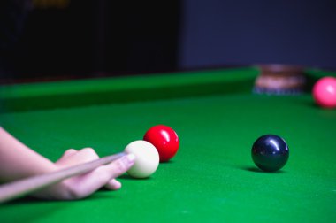 Bir çekim için isteka topu yerleştirerek snooker oyuncusu   