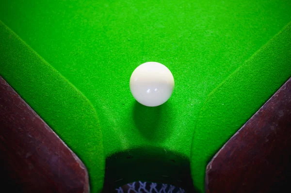 Snooker bollen på grön yta bord — Stockfoto