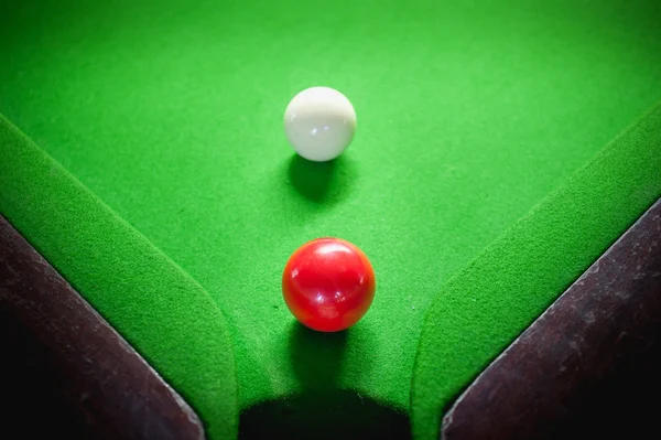 Palla da snooker sul tavolo verde — Foto Stock