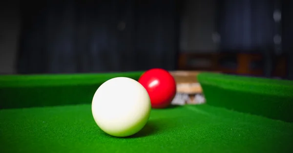 Bola de snooker na mesa de superfície verde — Fotografia de Stock