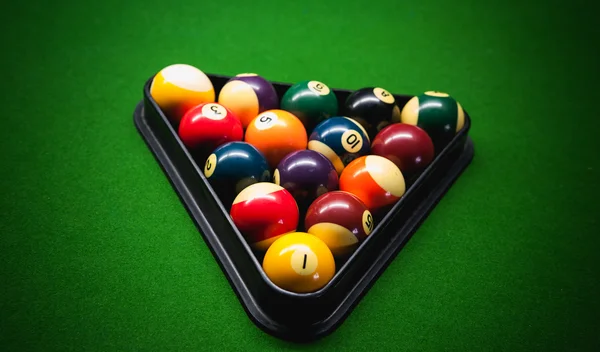 Bolas de piscina na mesa de snooker verde — Fotografia de Stock