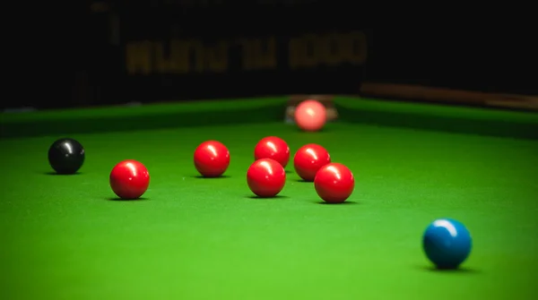 Bola de snooker na mesa de superfície verde — Fotografia de Stock