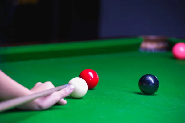 Bir çekim için isteka topu yerleştirerek snooker oyuncusu — Stok fotoğraf