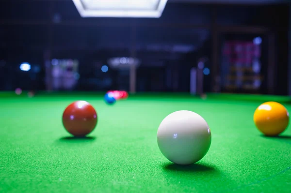 Snooker bal op groene oppervlakte tafel — Stockfoto