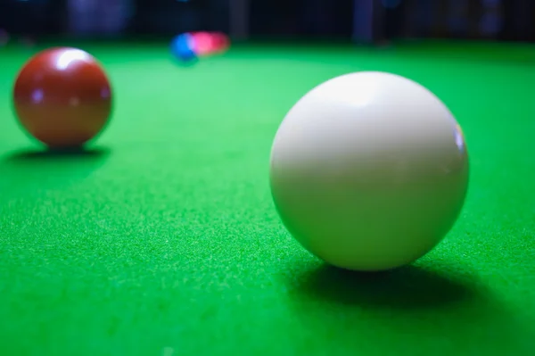 Snooker koule na zeleném povrchu stůl — Stock fotografie
