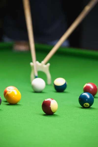 Snookerspeler plaatsen de cue bal voor een schot — Stockfoto