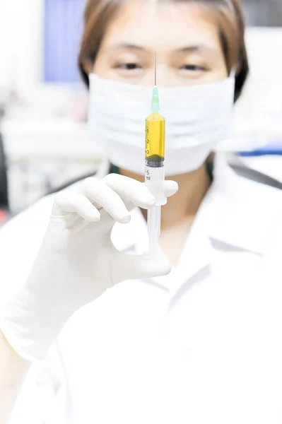 Doctor using a syringe — Stock Photo, Image