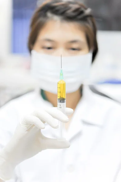 Médico usando uma seringa — Fotografia de Stock