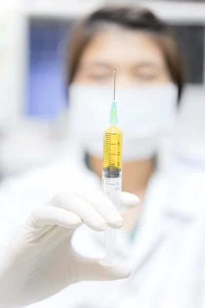 Médico usando una jeringa — Foto de Stock