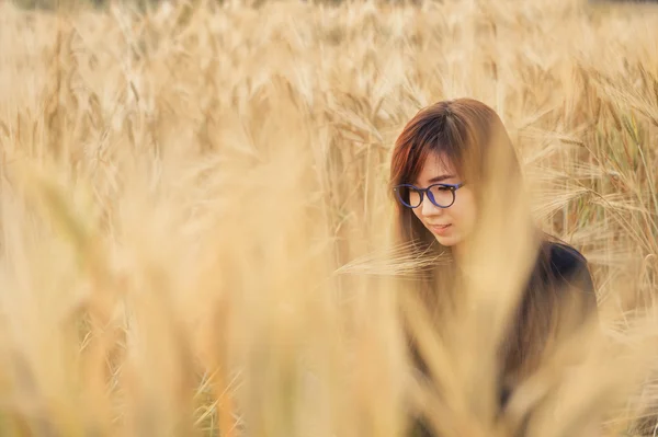 在大麦场美丽的眼镜女子肖像 — 图库照片