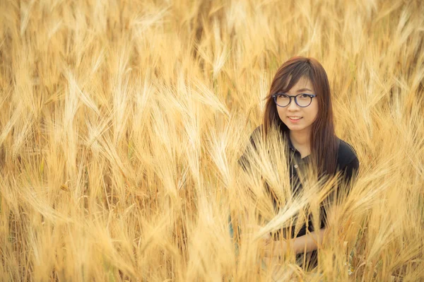 大麦フィールで美しいメガネ女性の肖像 — ストック写真