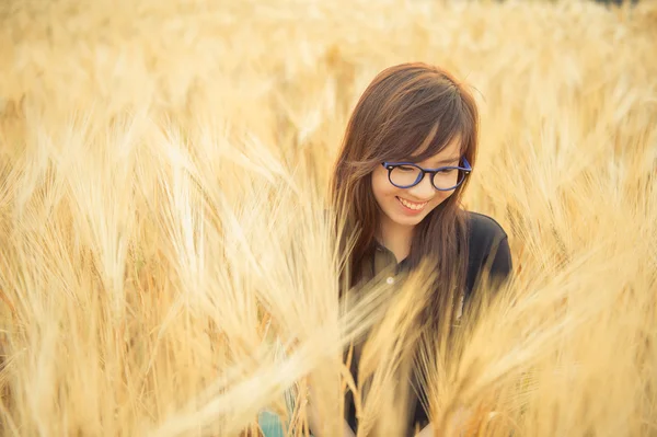 在大麦场美丽的眼镜女子肖像 — 图库照片