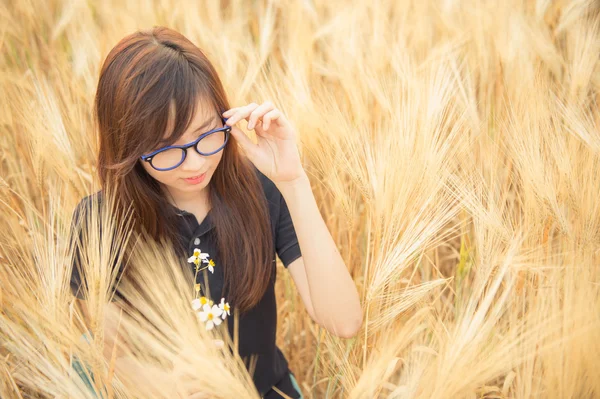 Árpa mező egy szép szemüveg nő portréja — Stock Fotó