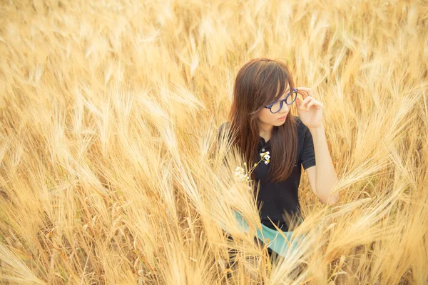 Porträtt av en kvinna som vackra glas i korn fiel — Stockfoto