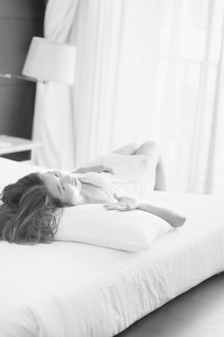 siyah ve beyaz güzel genç kadın bedro beyaz bornoz